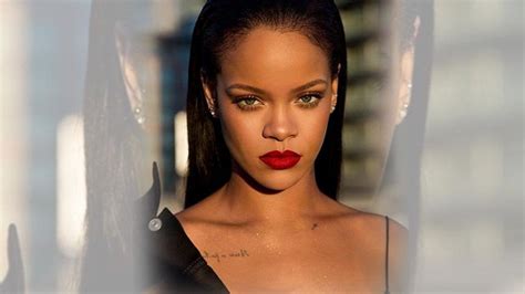 İ­ç­ ­ç­a­m­a­ş­ı­r­l­ı­ ­f­o­t­o­ğ­r­a­f­ ­p­a­y­l­a­ş­a­n­ ­R­i­h­a­n­n­a­­y­a­ ­ş­a­ş­ı­r­t­a­n­ ­T­ü­r­k­ç­e­ ­y­o­r­u­m­